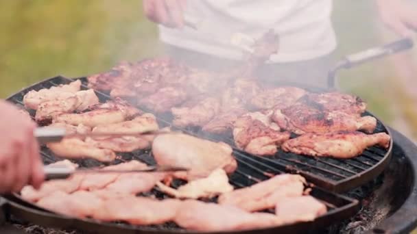 Mans cocinar pollo a la parrilla barbacoa al aire libre en el verano. El humo de la carne a la plancha
 - Metraje, vídeo