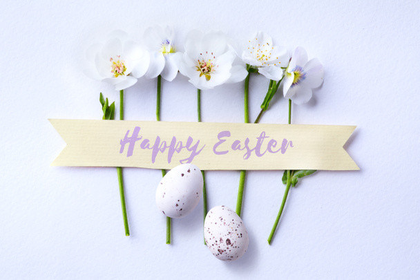 アート幸せなイースター日;復活祭の卵と春の花  - 写真・画像