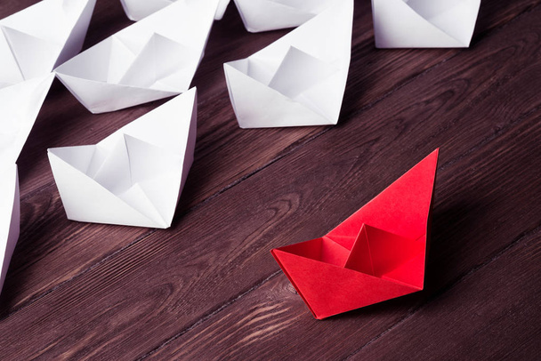 Business leadership concept with white and color paper boats on  - Foto, Imagem