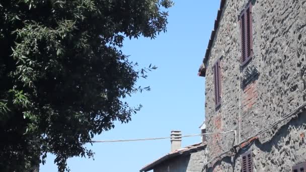 Pieni italialainen katu Cortonassa
 - Materiaali, video