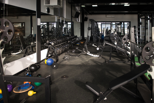 Geräte und Maschinen im modernen Fitnessstudio - Foto, Bild