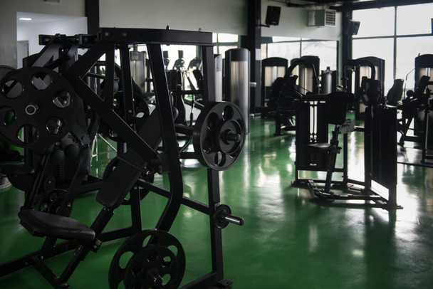 Equipamentos e máquinas no moderno centro de fitness da sala de ginástica - Foto, Imagem