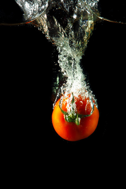 Fresh tomato under water - Foto, Imagem