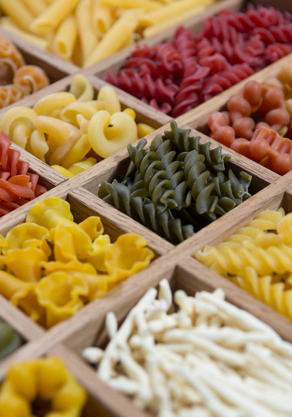 Різні типи, кольорів і форм Італійська паста. Сухі макарони  - Фото, зображення