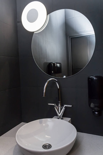 Fregadero de agua en baño y espejo
 - Foto, imagen