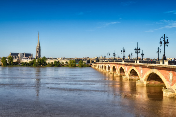 Γέφυρα του ποταμού Μπορντό με καθεδρικό ναό St Michel - Φωτογραφία, εικόνα
