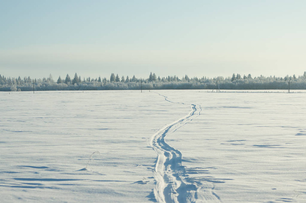 Winterlandschaft mit Pfad im Schnee. - Foto, Bild