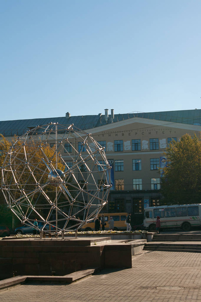 bouw van Petrozavodsk State University en het molecuul fullerenen. Petrozavodsk, Rusland. - Foto, afbeelding