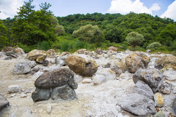 Камни, окрашенные серой
 - Фото, изображение