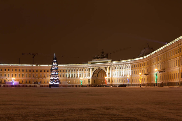 Санкт-Петербург - 21 грудня: новорічні ялинки і будівлі Генерального штабу на Палацовій, 21 грудня 2010 року у місті Санкт-Петербург, Російська Федерація. - Фото, зображення