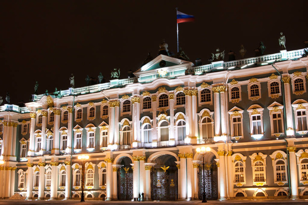 St. Petersburg - 11 januari: gebouw van generale staf op Palace square, 11 januari 2011, in de stad St. Petersburg, Rusland. - Foto, afbeelding