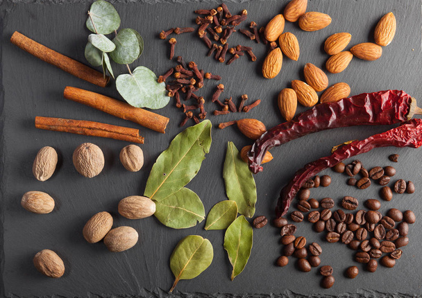 pähkinät, mausteet ja ruoka puutarjottimella
 - Valokuva, kuva