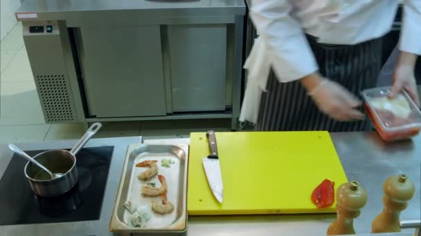 Kuchaři ruce copping uzená paprika a dát ji společně s dalšími složkami - Záběry, video