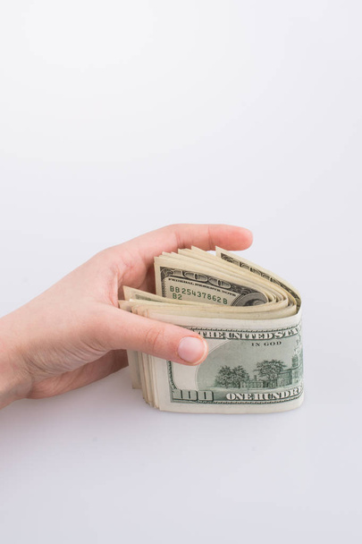 Amerikan Doları banknot beyaz arka plan üzerinde tutan eller - Fotoğraf, Görsel