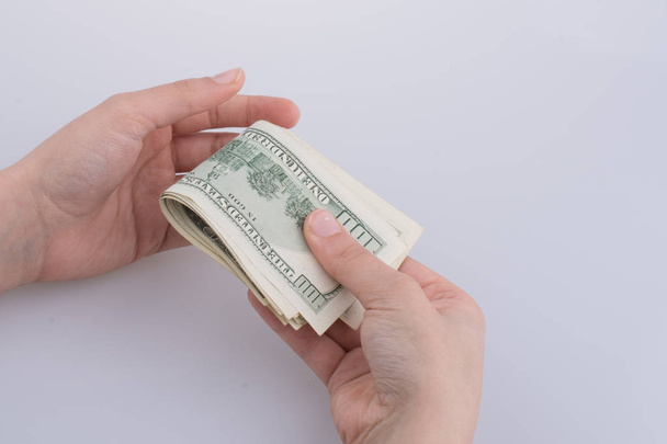 Amerikan Doları banknot beyaz arka plan üzerinde tutan eller - Fotoğraf, Görsel