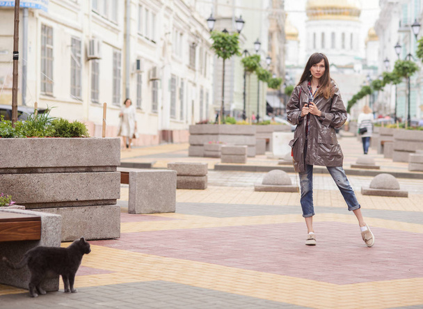 bella donna che cammina con un gatto in città
  - Foto, immagini
