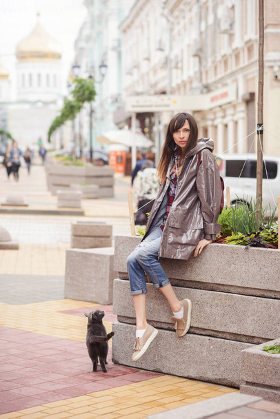 beautiful woman walking with a cat in the city  - Φωτογραφία, εικόνα