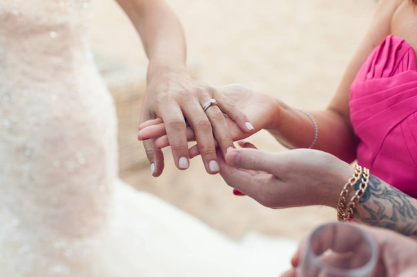 Novia muestra anillo de boda a novia
 - Foto, Imagen