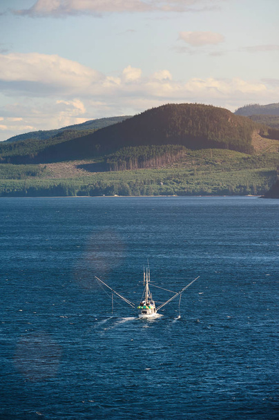 Fischtrawler auf See - Foto, Bild