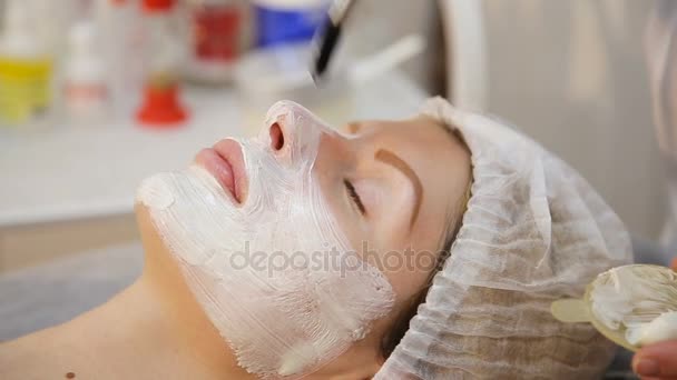 máscara facial a ser aplicada durante o tratamento de spa
 - Filmagem, Vídeo