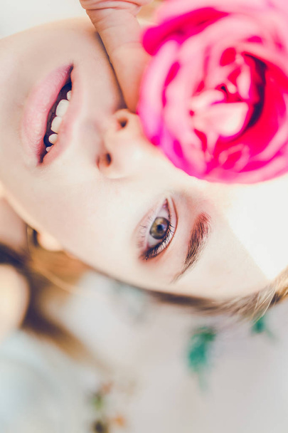 woman with pink rose - Φωτογραφία, εικόνα