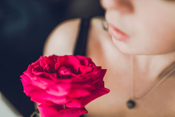 Woman with pink rose - Zdjęcie, obraz