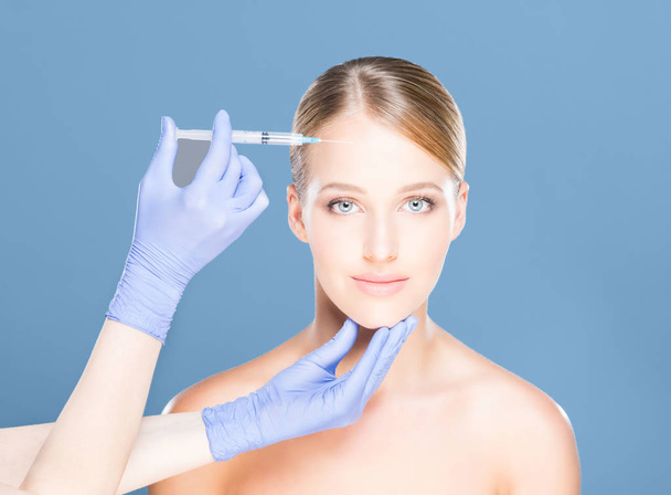 Doctor making injection into face of woman - Foto, Imagem