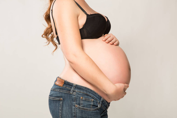 těhotná žena s rukama na břiše - Fotografie, Obrázek