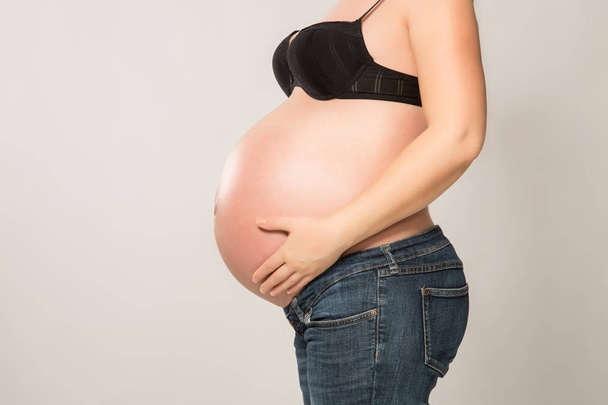 femme enceinte avec les mains sur le ventre - Photo, image
