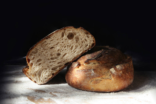  a crusty loaf of fresh rye bread - Foto, Bild