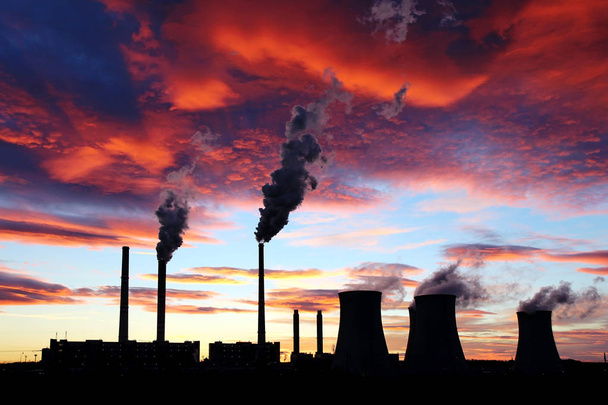 εντυπωσιακό ηλιοβασίλεμα στον ουρανό και άνθρακα εργοστάσιο ηλεκτροπαραγωγής - Φωτογραφία, εικόνα