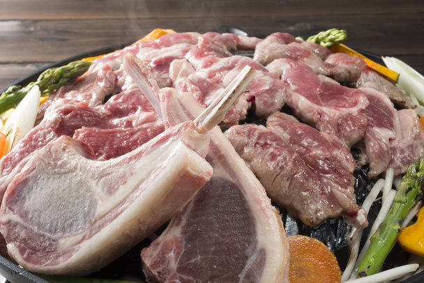 Cuire de délicieuses viandes d'agneau et cuire
 - Photo, image