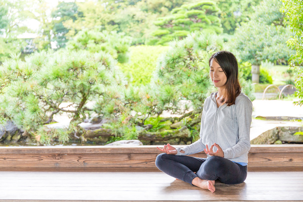 Nő élvezni neki meditáció - Fotó, kép