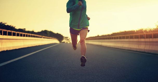 Mladá žena běží na silnici  - Fotografie, Obrázek