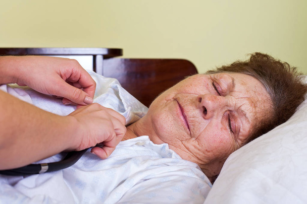Sick elderly woman - Foto, Imagem