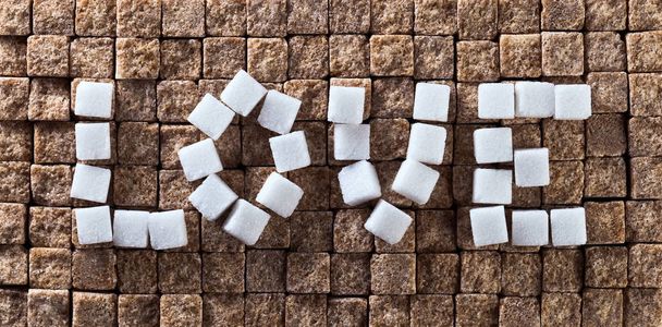 palavra amor feito de açúcares castanhos e brancos
 - Foto, Imagem