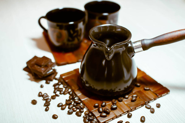 kávové konvice kávová zrna, poháry a čokoládou - Fotografie, Obrázek