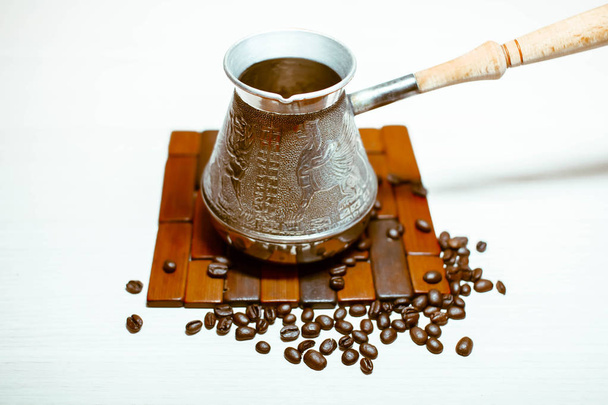 cafetera con granos de café
 - Foto, imagen