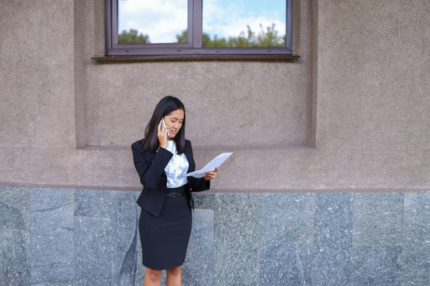 Ernstige jonge Aziatische zakenvrouw, student gesprekken op telefoon, houden - Foto, afbeelding