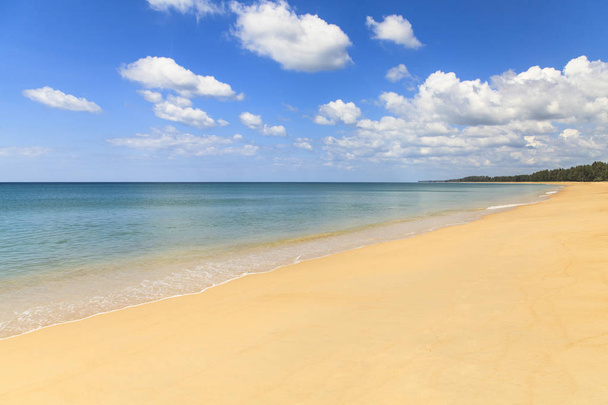 Sand beach and blue ocean - Foto, imagen