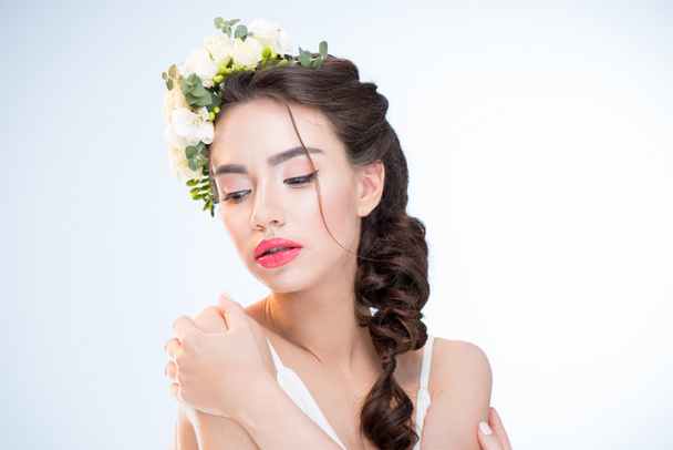 Femme avec des fleurs dans les cheveux - Photo, image