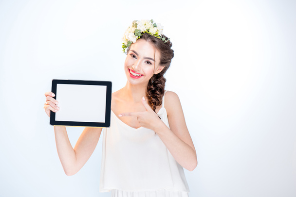 woman showing digital tablet  - Foto, Imagem