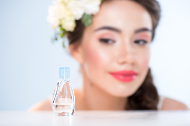 mujer mirando perfume
 - Foto, imagen