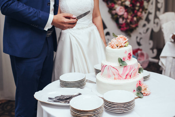 bride and groom cut rustic wedding cake on wedding banquet with  - Foto, Imagen