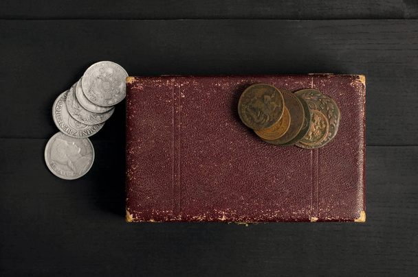 старые серебряные и медные монеты в коробке
 - Фото, изображение