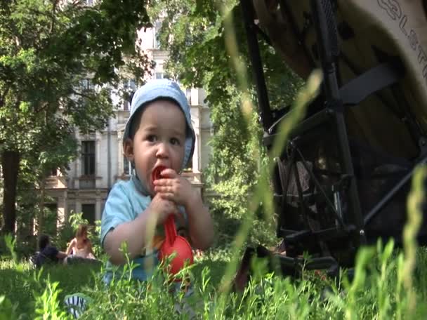 Tizenegy hónapos gyermek játszik - Felvétel, videó