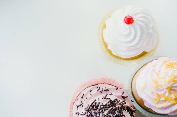three cupcakes on white - Valokuva, kuva