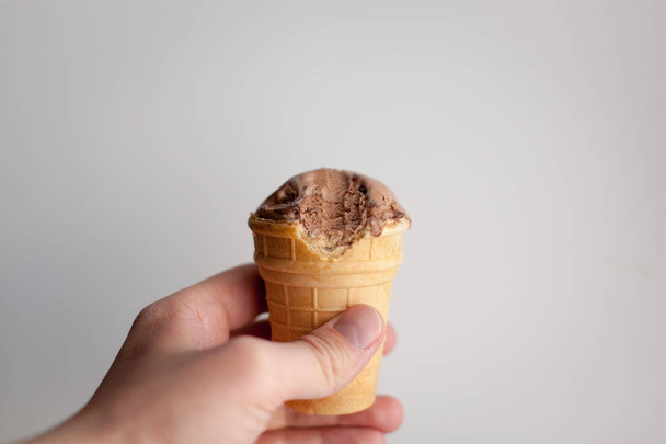 Main avec cône de gaufre de crème glacée
 - Photo, image