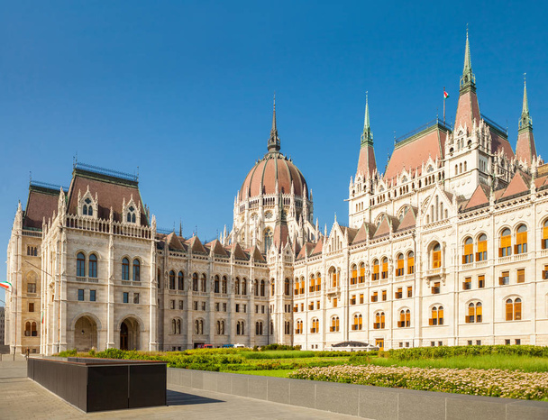 View from behind on Hungarian Parliament building in Budapest, Hungary - Foto, imagen