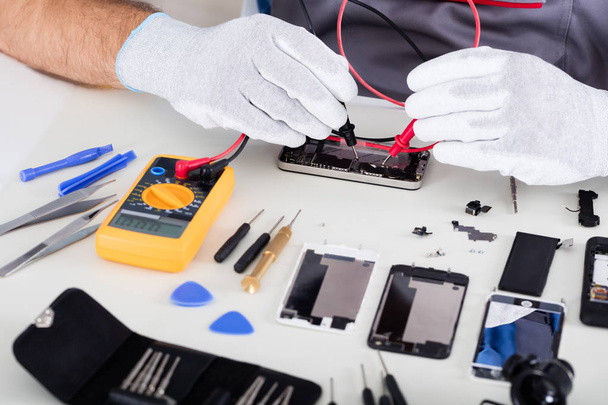 Technician Repairing MobilePhone - Foto, Imagen